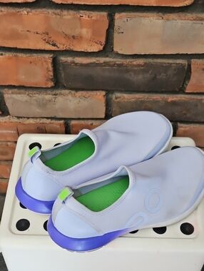 Oofos Womans Slip-On Athletic Shoes in Light Lavender with Green Insole